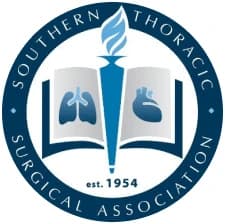 Sello de la Southern Thoracic Surgical Association, fundada en 1954, con una antorcha sobre un libro abierto.